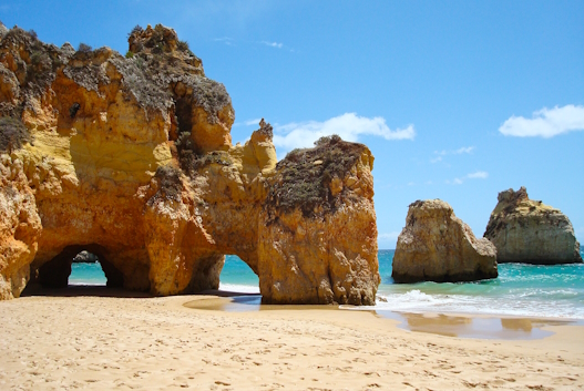 Praia do Camilo, Algarve: acesso por escadaria entre falésias e mar transparente