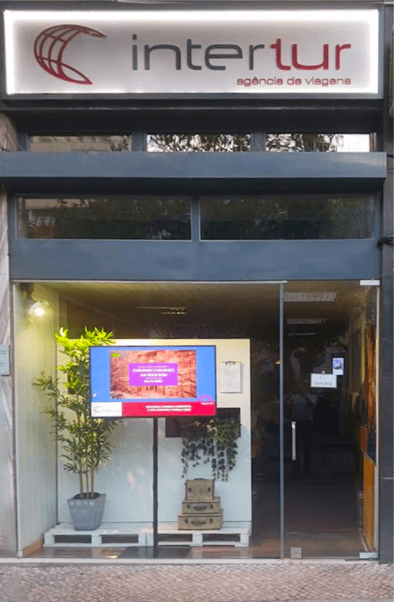Fachada da entrada da agência de viagens Intertur