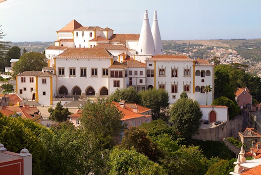 Palácio Nacional de Sintra, Portugal: edifício em estilo romântico com jardins