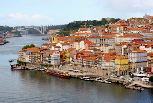 Ribeira do Porto, Portugal: casas coloridas à beira do rio Douro e ponte da Arrábida