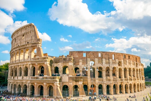 Coliseu de Roma, Itália: antigo anfiteatro romano sob luz do dia