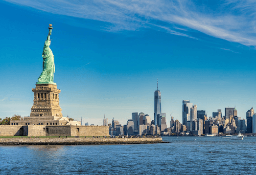 Estátua da Liberdade com o horizonte de Manhattan ao fundo