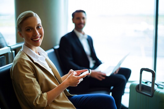 Dois colegas de trabalho relaxar no lounge do aeroporto