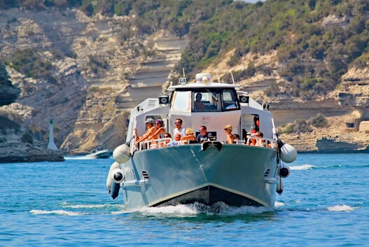 Grupo organizado em iate a aproveitar o passeio marítimo com cocktails e vista para o mar
