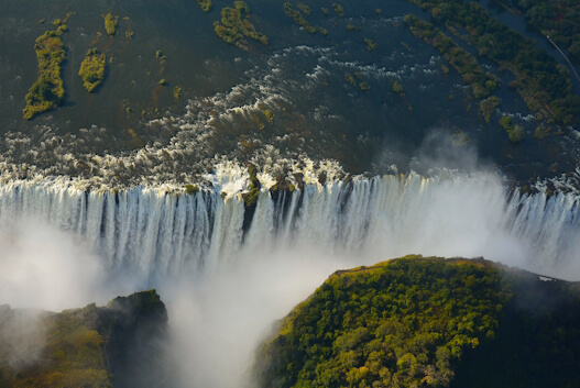Cataratas de Vitória no rio Zambeze, entre Zâmbia e Zimbábue, com névoa e arco-íris